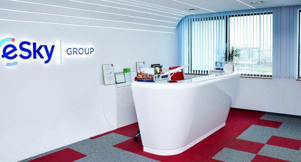 Grupa eSky wprowadza na stałe hybrydowy model pracy