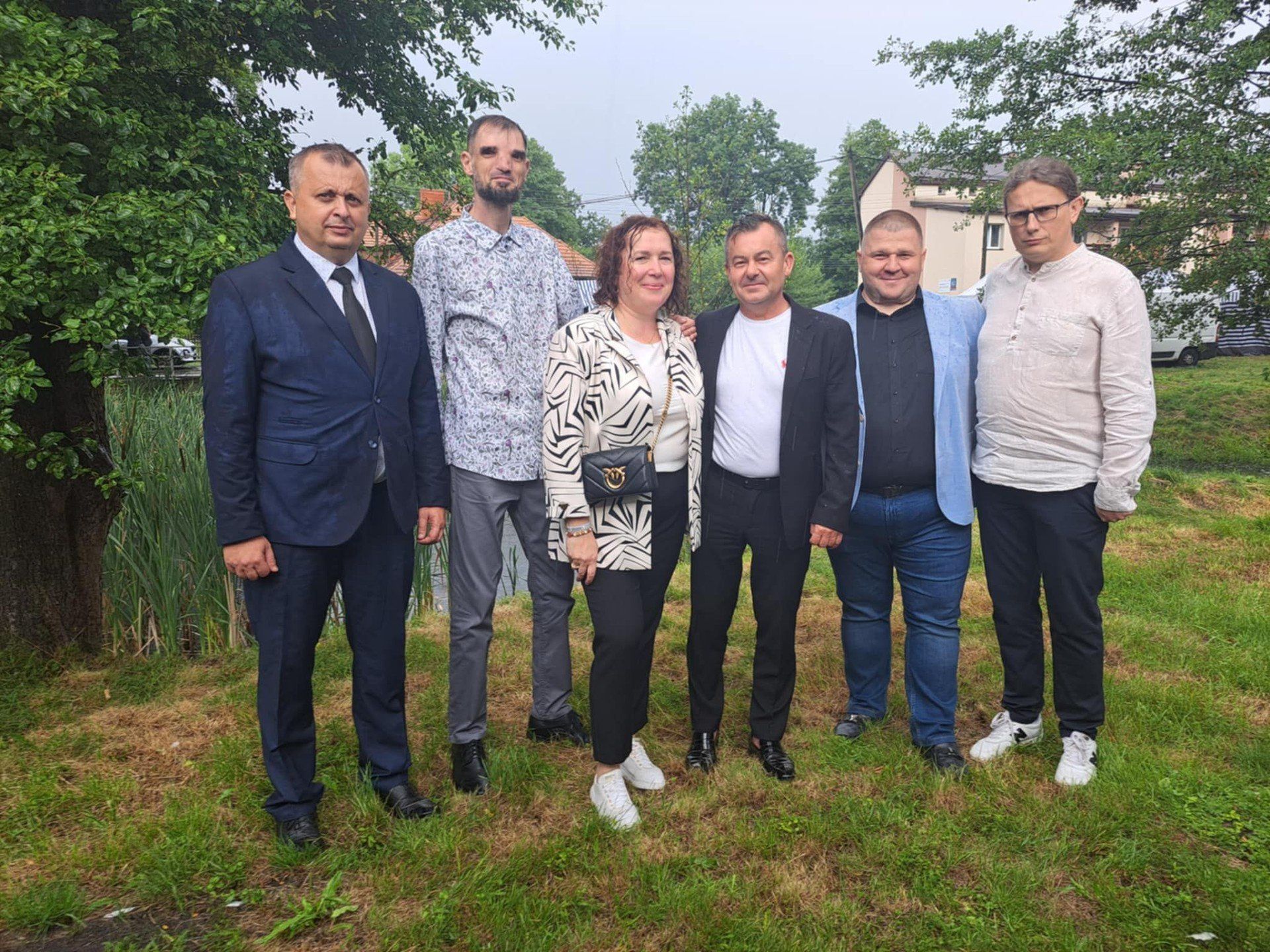 Niedzielne Dni Fałkowa. Obok gospodarzy wicewójta Krzysztofa Bajora i sekretarz Anny Wajnberger od prawej: burmistrz Stąporkowa Jarosław Młodawski, przedsiębiorca i właściciel klubu Korona Kielce Łukasz Maciejczyk, wicestarosta konecki Jarosław Staciwa, przewodniczący rady miasta Stąporków Kamil Zieliński. Zobacz na kolejnych zdjęciach kto jeszcze ze znanych osób był w Fałkowie 