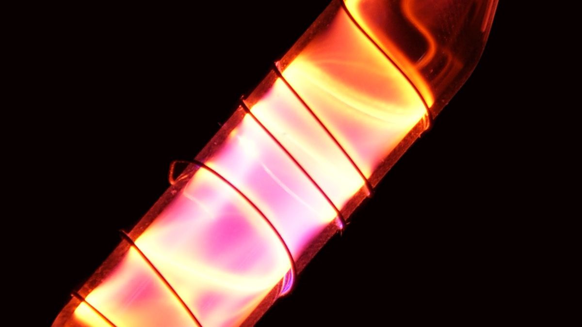 Fiolka zawierająca oczyszczony Neon.