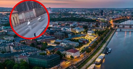 Pokazali nagranie z Krakowa. Wyszły na ulicę, nie zwracając uwagi na samochody
