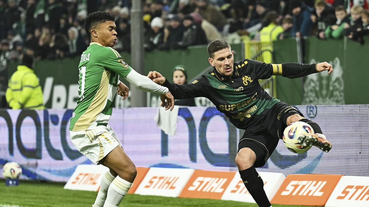 Erik Janza (P) z Górnika Zabrze podczas meczu Ekstraklasy