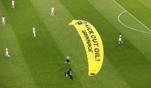 Euro 2020. Spadochroniarz "Greenpeace" wylądował na stadionie tuż przed meczem Francja-Niemcy