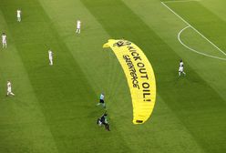 Euro 2020. Spadochroniarz "Greenpeace" wylądował na stadionie tuż przed meczem Francja-Niemcy