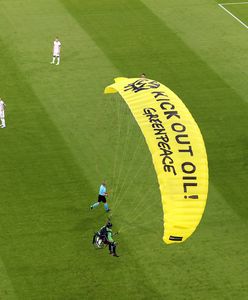 Euro 2020. Spadochroniarz "Greenpeace" wylądował na stadionie tuż przed meczem Francja-Niemcy