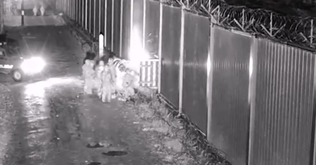 Incydent na polsko-białoruskiej granicy. Ranny imigrant ściągnięty zza płotu