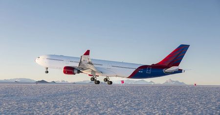 Historyczny moment w lotnictwie polarnym. Airbus A330 lądował na lodzie