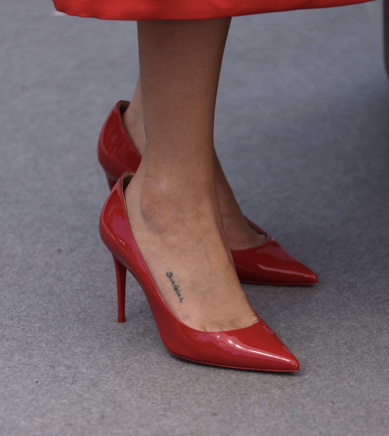 Selena Gomez wdzięczy się przed obiektywami w za dużych butach