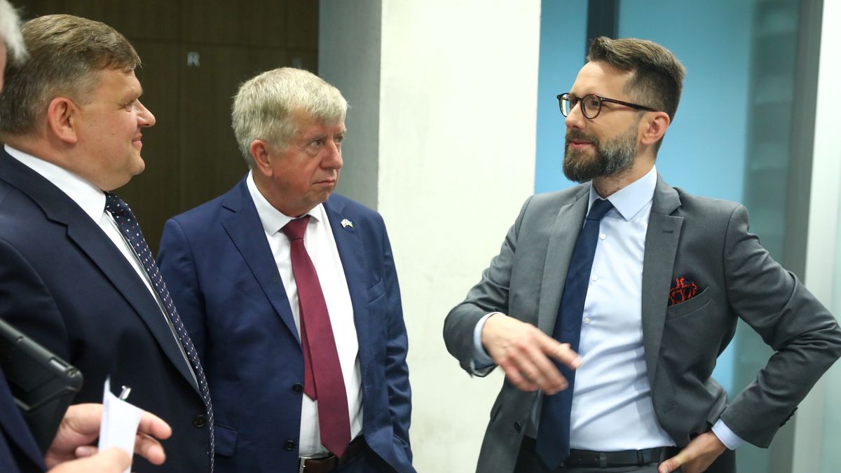 Przewodniczący sejmowej Komisji Obrony Narodowej Michał Jach (w środku), wiceminister obrony narodowej RP Wojciech Skurkiewicz (po lewej) i rzecznik PiS Radosław Fogiel (po prawej)