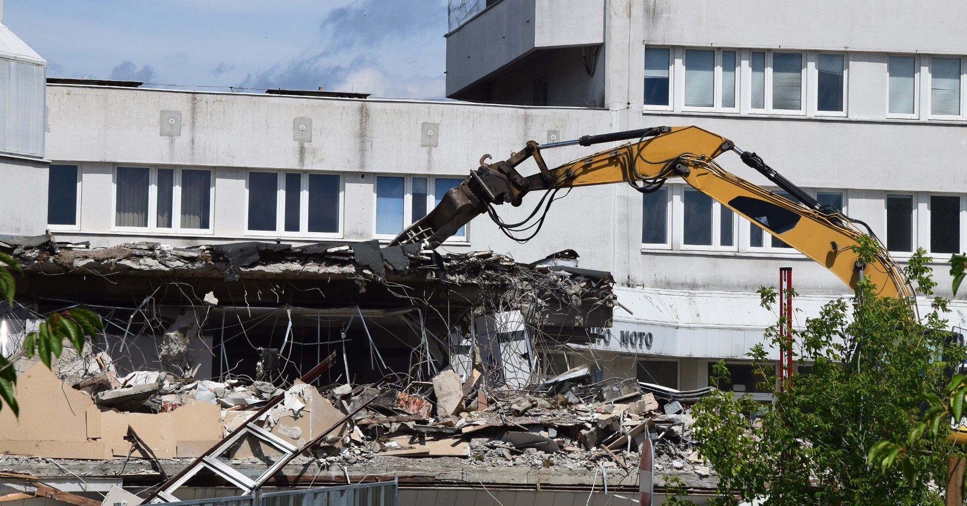 Rozpoczęły się prace nad rozbiórką &#34;Białego Domu&#34;, budynku przy ulicy Mszczonowskiej 33/35 w Skierniewicach, w zamyśle mającego być siedzibą Komitetu Wojewódzkiego PZPR