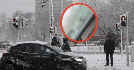 Dramatyczne warunki pogodowe. W autach tworzą się "drugie szyby"