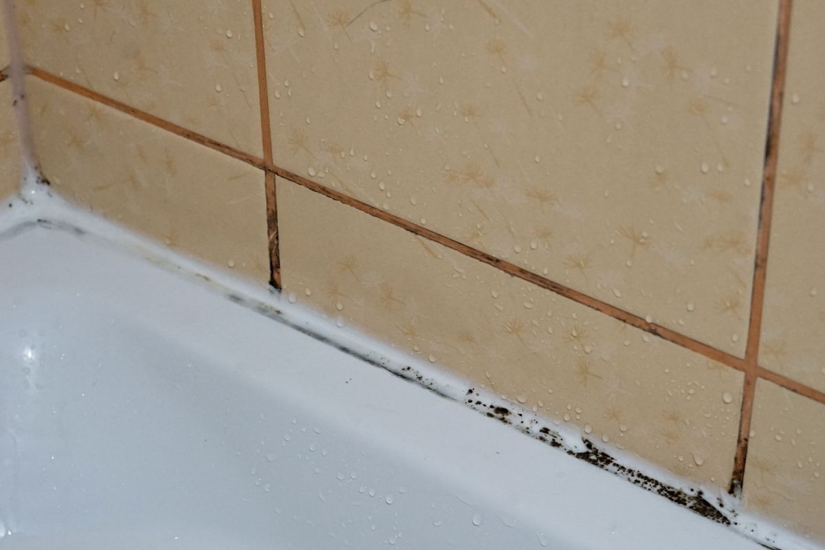 Czyszczenie fug bywa frustrujące