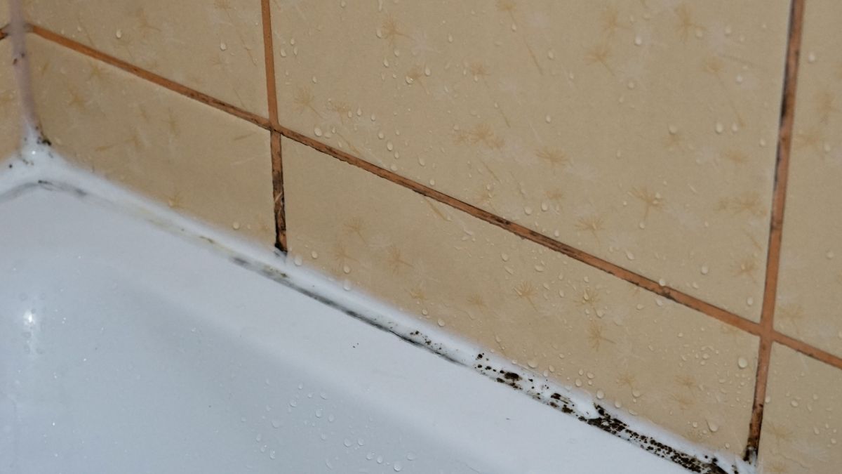 Czyszczenie fug bywa frustrujące