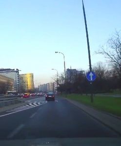 Kierowca mknie po chodniku pomiędzy pieszym a rowerzystą [WIDEO]