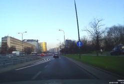 Kierowca mknie po chodniku pomiędzy pieszym a rowerzystą [WIDEO]