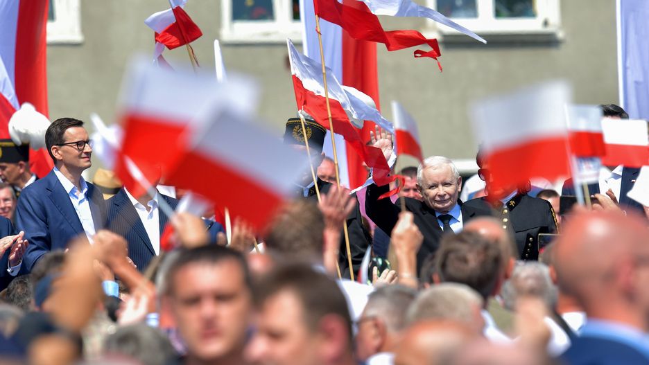 Bogatynia, 24.06.2023. Premier Mateusz Morawiecki (L) i wicepremier, prezes PiS Jarosław Kaczyński (P) podczas wiecu Zjednoczonej Prawicy w Bogatyni, 24 bm. (sko) PAP/Sebastian Borowski