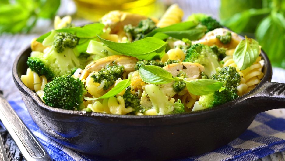 Makaron z indykiem i brokułami