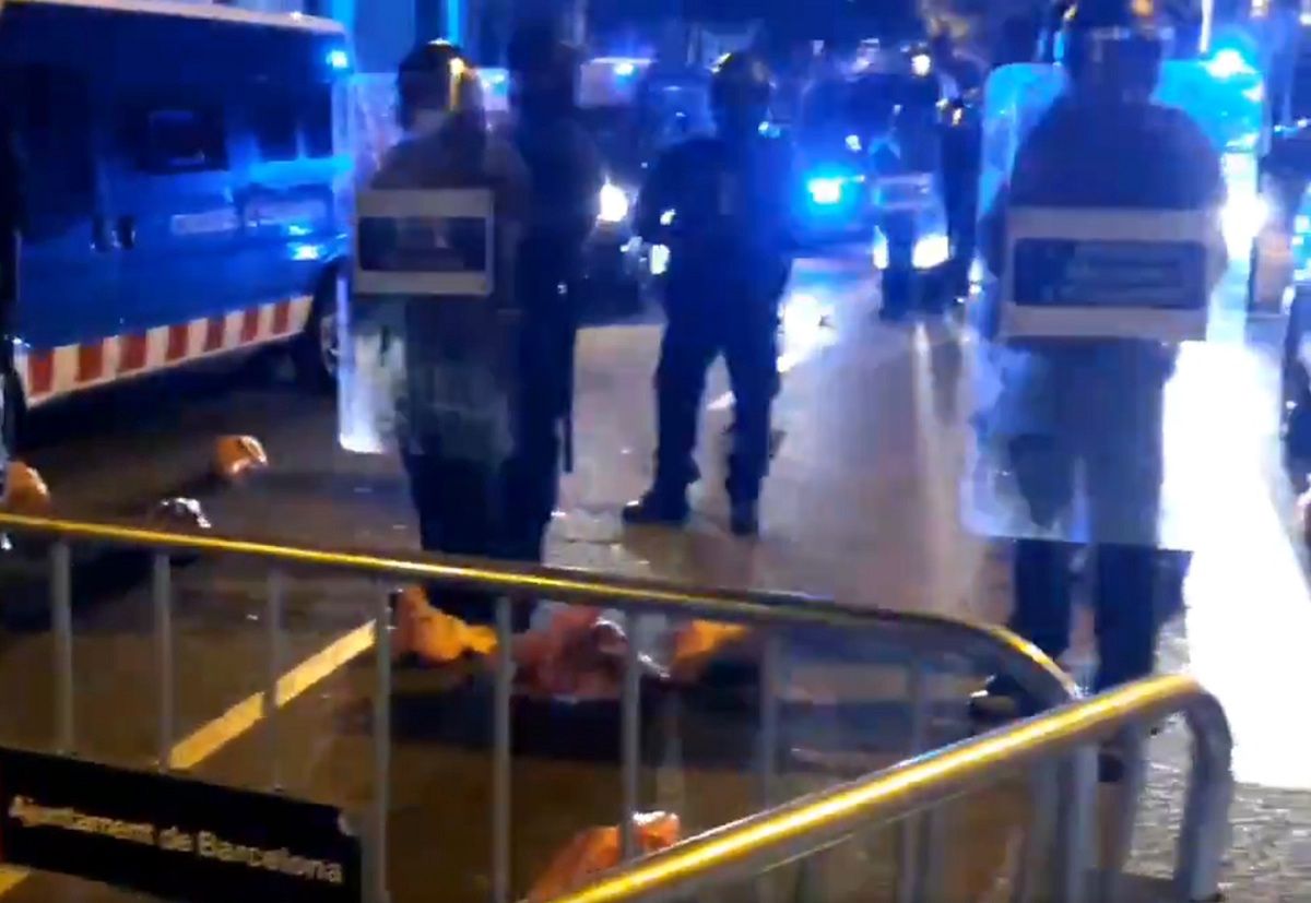 Katalończycy wyszli na ulice. Nie uwierzysz, czym rzucali w policję