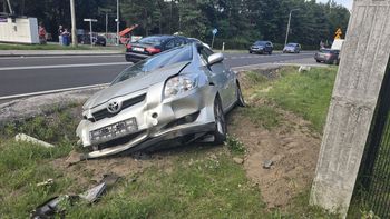 Wypadek w Odolionie na DW 266. Zderzyły się dwa pojazdy osobowe