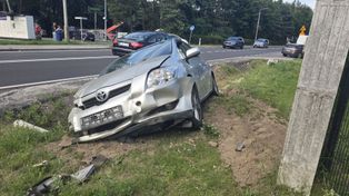 Wypadek w Odolionie na DW 266. Zderzyły się dwa pojazdy osobowe