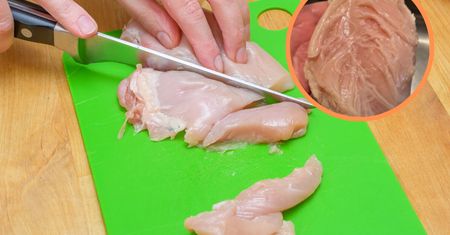 Taki kurczak wygląda jak zepsuty albo wyhodowany w laboratorium. Ekspert zabrał głos