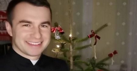 Wiele osób tak robi. Ksiądz ujawnia, czy to grzech