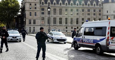 Uzbrojony napastnik wziął zakładników w sklepie w Paryżu