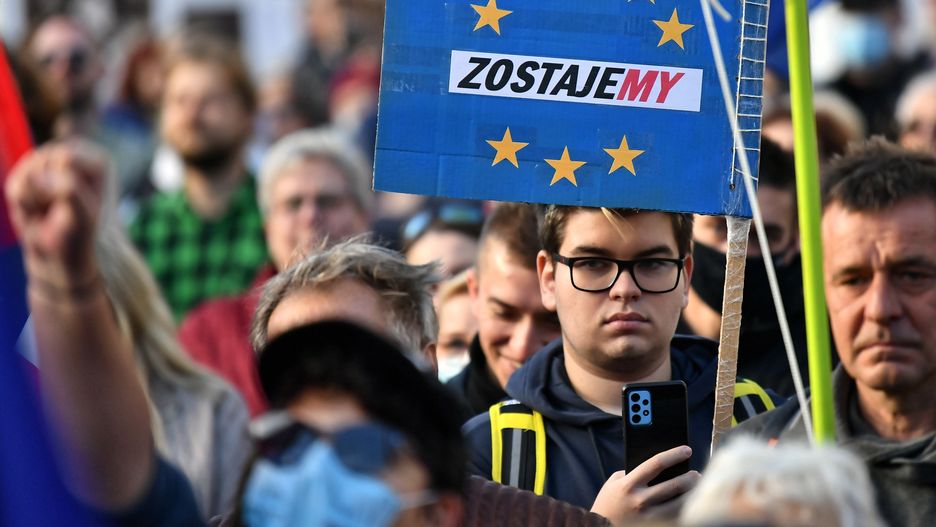 Wrocław, 10.10.2021. Manifestacja przeciwko wyrokowi Trybunału Konstytucyjnego na pl. Solnym we Wrocławiu, 10 bm. W czwartek TK uznał, że przepisy europejskie w zakresie, w jakim organy Unii Europejskiej działają poza granicami kompetencji przekazanych przez Polskę, są niezgodne z polską konstytucją. (jm) PAP/Maciej Kulczyński