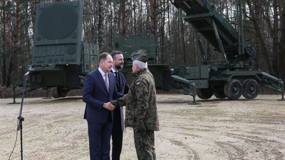 W�adys�aw Kosiniak-Kamysz Mark Brzezinski
Marian Zubrzycki
dyplomacja, dyplomata, gest, jednostka, ministerstwo obrony narodowej, MON, obrona, trening, umowa, wizyta krajowa, W�adys�aw Kosiniak Kamysz, wojsko