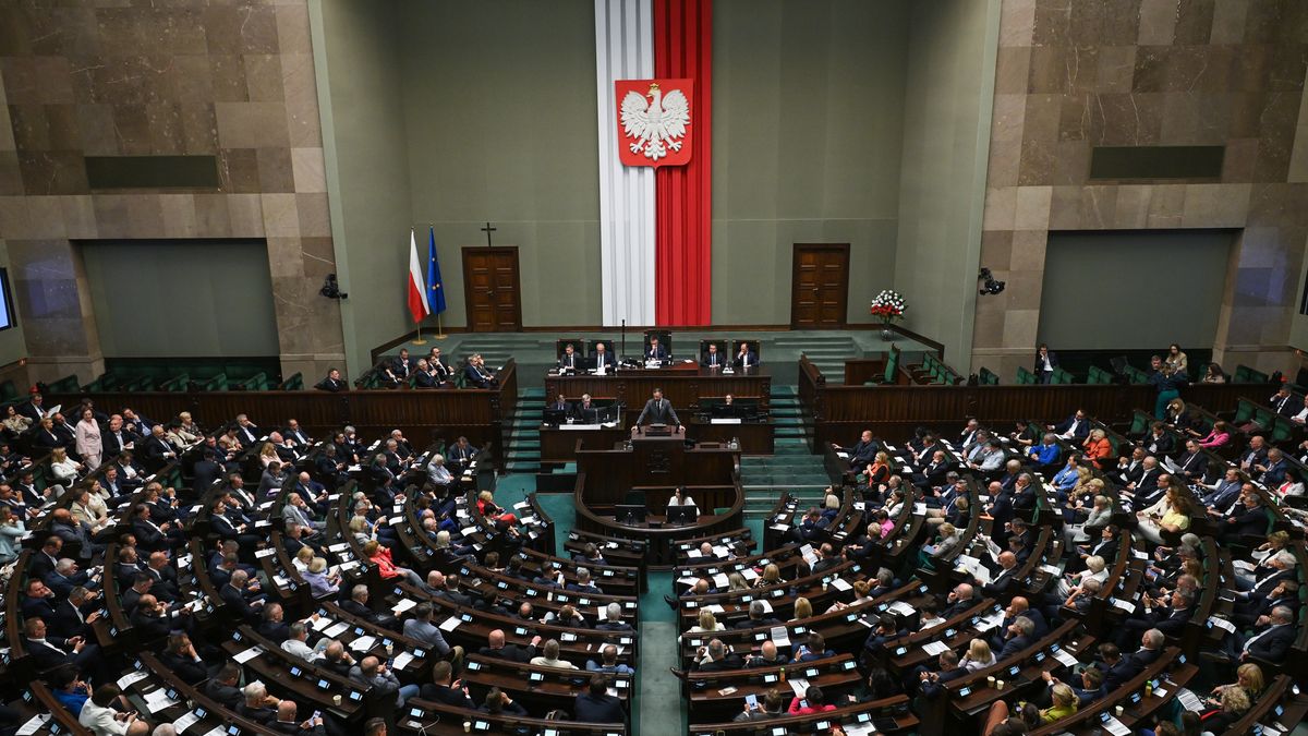 Warszawa, 25.06.2025. Posłowie na sali plenarnej Sejmu w Warszawie, 25 bm. W drugim dniu posiedzenia izba zajmie się m.in. rządowym projektem nowelizacji ustawy o inwestycjach w zakresie elektrowni wiatrowych. Posłowie wysłuchają ponadto sprawozdania Krajowej Rady Radiofonii i Telewizji z działalności w 2024 r. oraz informacji o działalności Rady Mediów Narodowych w 2024 r. (sko) PAP/Marcin Obara