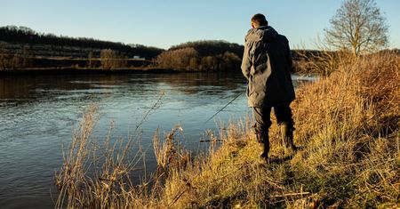 Kuriozalna sytuacja nad rzeką. Wędkarz uszkodził wał przeciwpowodziowy