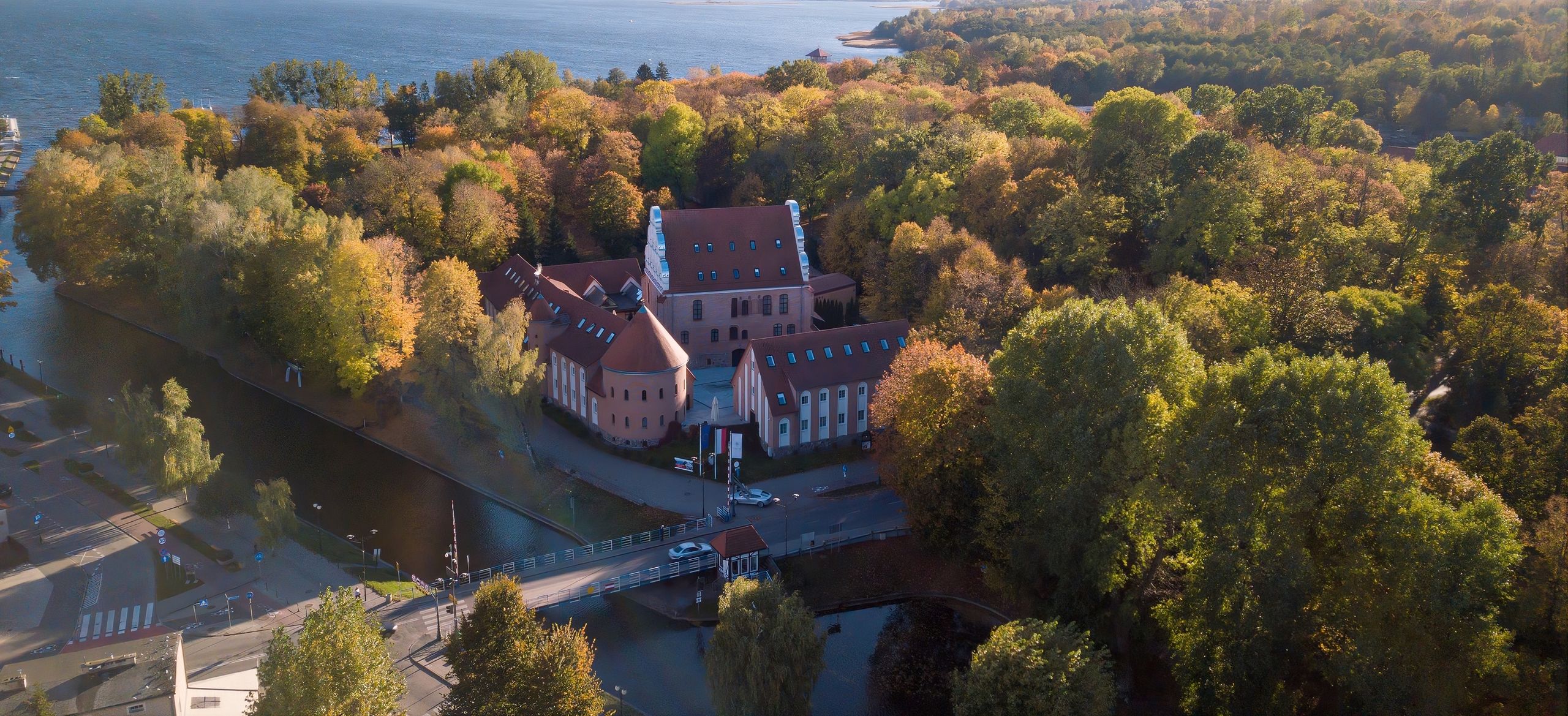 Ten hotel zna każdy na Mazurach. Znajduje się w prawdziwym zamku ...