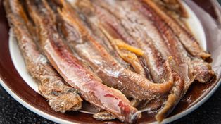 Te małe niedoceniane rybki to bomba omega-3. Wzmacniają serce i kości