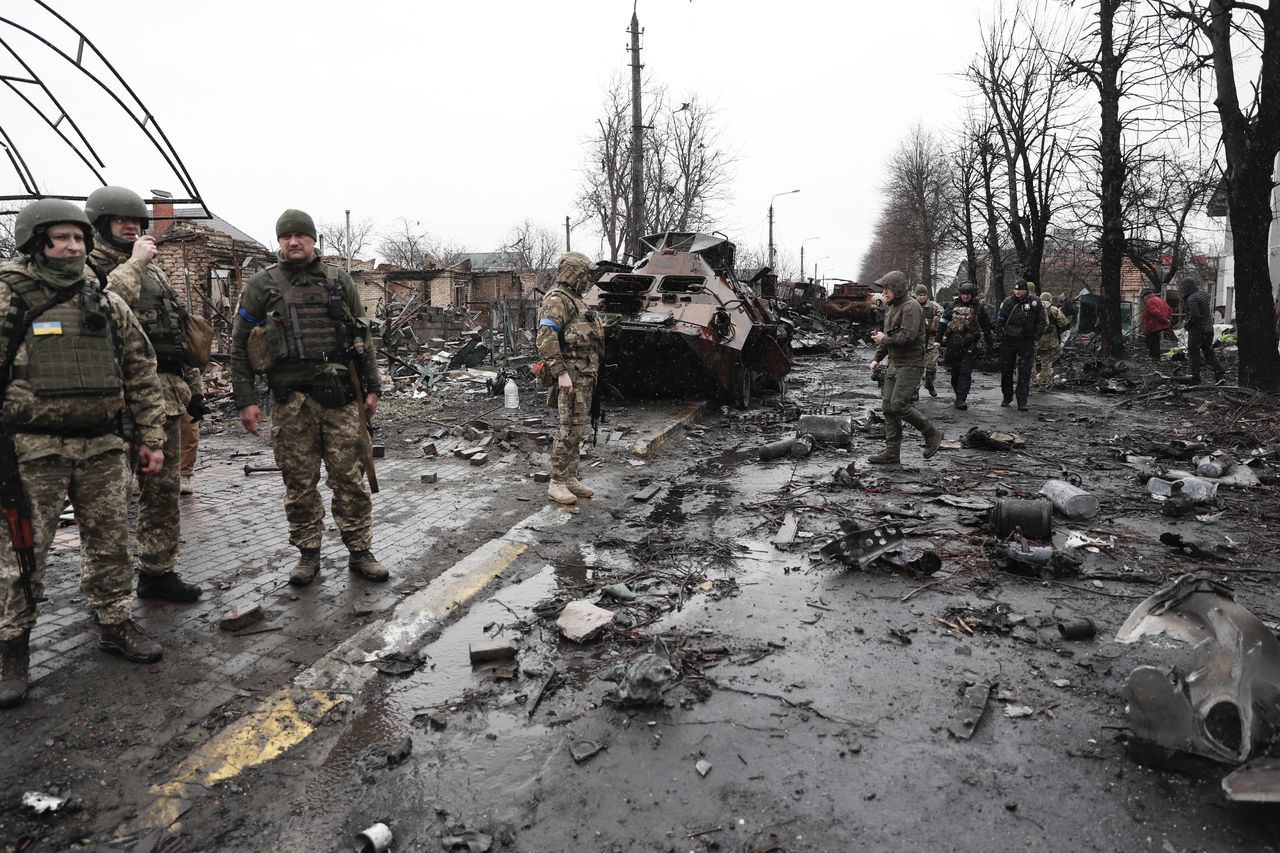 Ukraińscy żołnierze po wyzwoleniu miasta rozpoczęli przeszukiwanie wraków i mieszkań. Część miejsc jest zaminowana 
