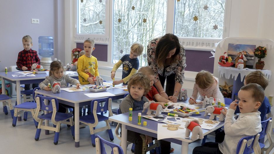 Maseczki ochronne w przedszkolu. Czy opiekunki i dzieci muszą nosić maseczki?