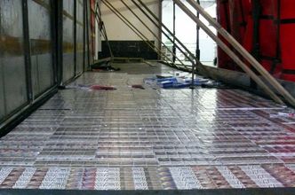 Przemyt papierosów. W podłodze ciężarówki z Białorusi ponad 8,7 tys. paczek