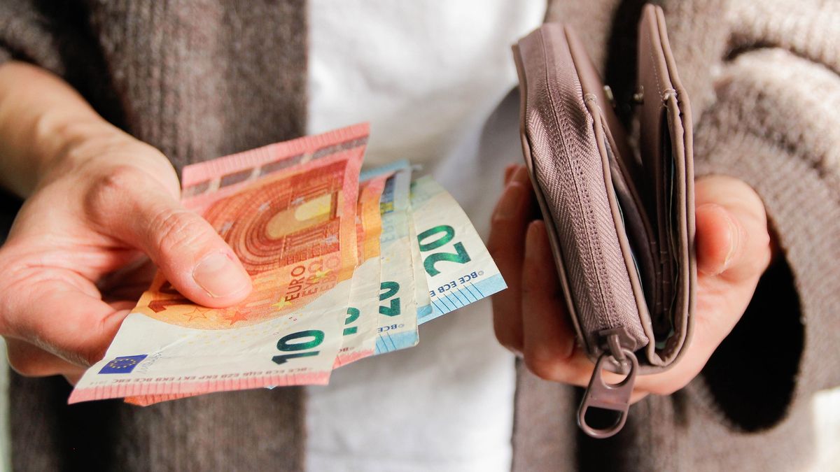 Benefits
Person holds cash
Kinga Krzeminska