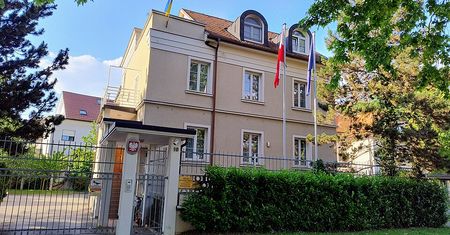 Naczelnik z MSZ w ciężkim stanie po wypadku w Lublanie. Resort ucina spekulacje
