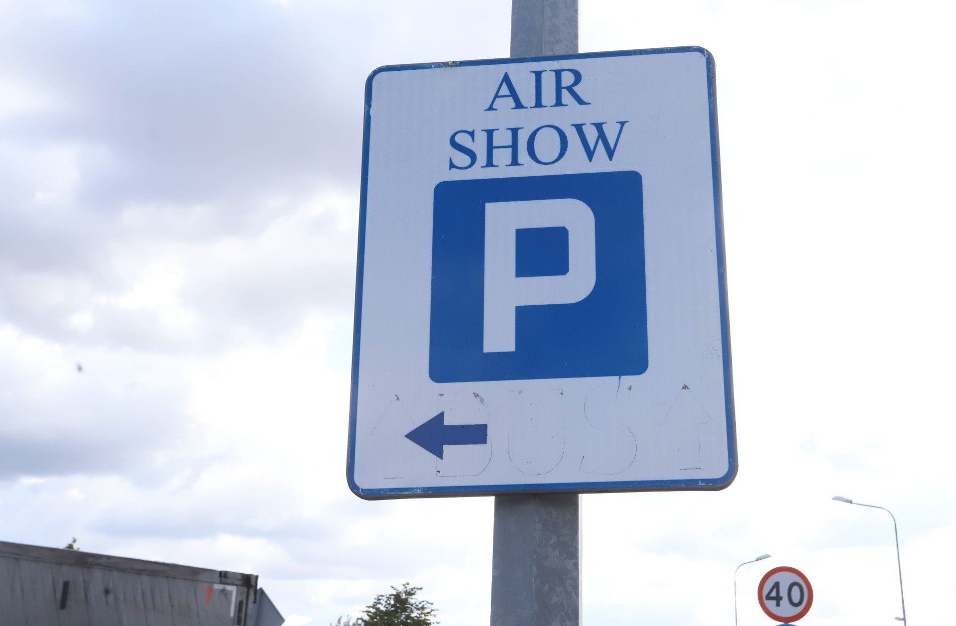 W mieście stoją już znaki kierujące na parkingi przygotowane na Air Show 
