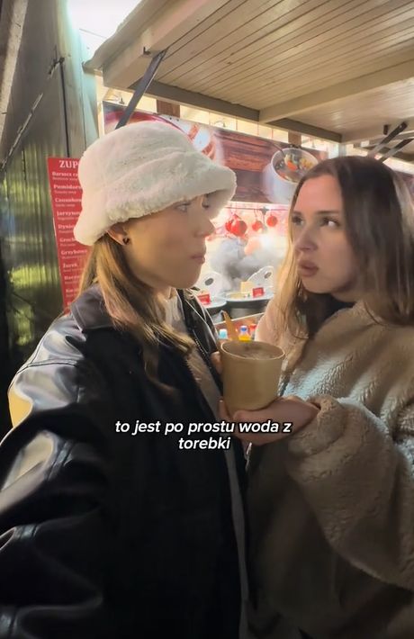 Tiktokerki przetestowały jedzenie na jarmarku świątecznym