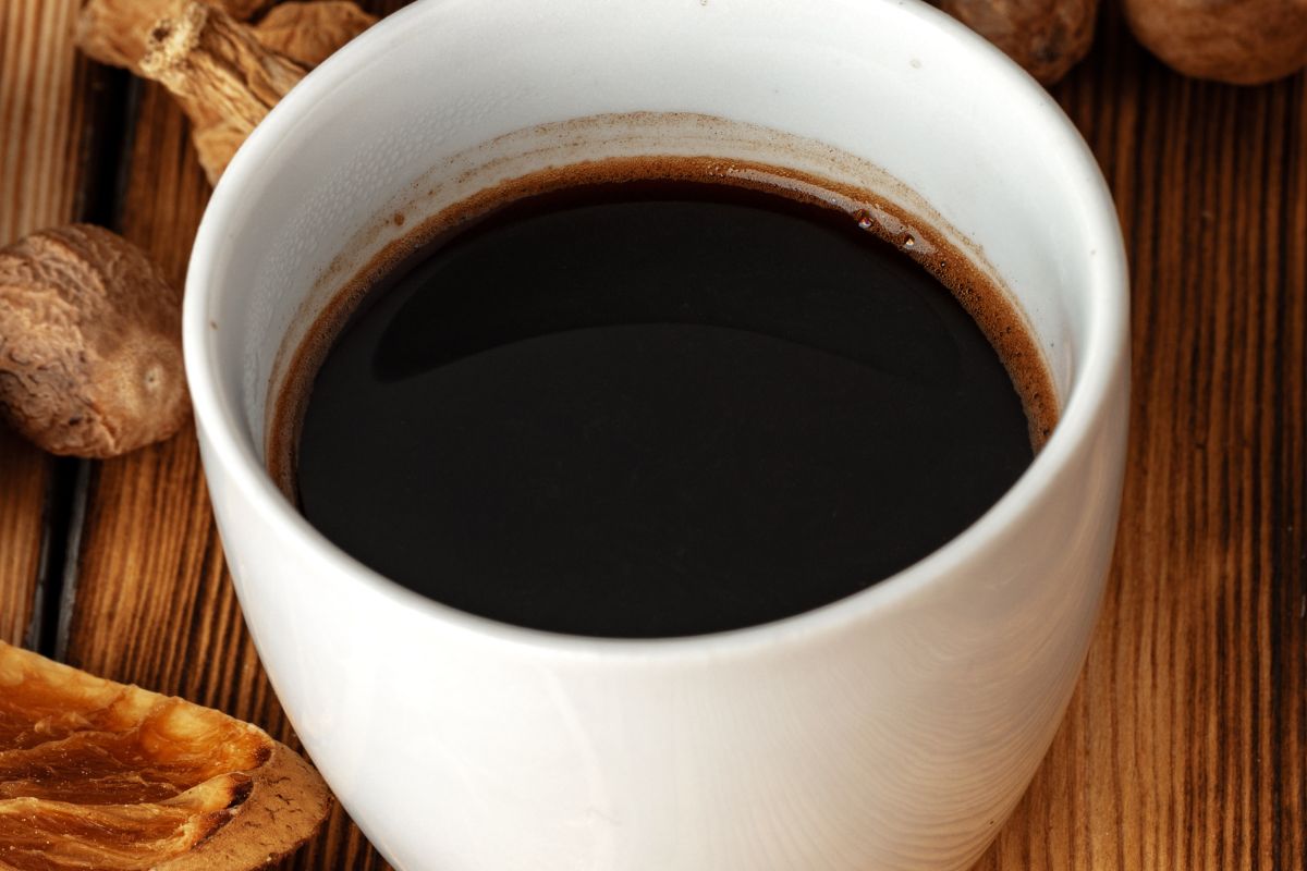 Zetrzyj i dodaj do zaparzonej kawy. Wspomoże trawienie, przyniesie ulgę żołądkowi