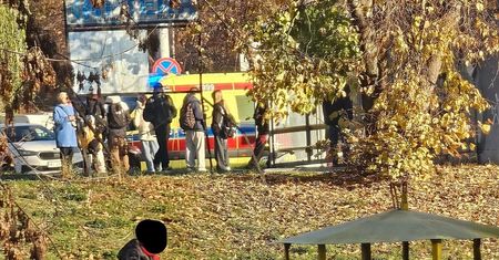 73-latek na wózku inwalidzkim potrącony na pasach przez auto. Mężczyzna trafił do szpitala