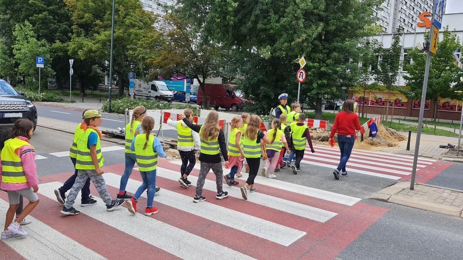 Warszawa. O bezpieczeństwo dzieci w drodze do szkoły dba stołeczna policja. Każdy może też do 3 września zgłosić swoje uwagi dotyczące organizacji ruchu drogowego w okolicach placówek oświatowych (Policja)