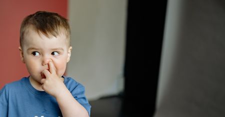 Dłubiesz w nosie? Możesz tego pożałować, a nawet... zapomnieć