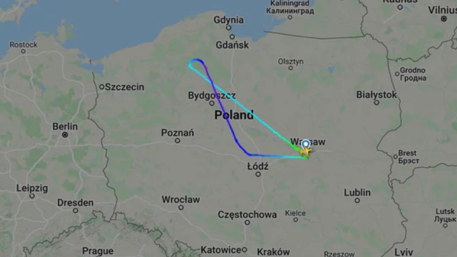 Samolot zawrócił i wylądował w Warszawie 