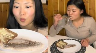 Japonka pierwszy raz w życiu jadła naszego śledzia. Oto co wyczuła już po jednym kęsie