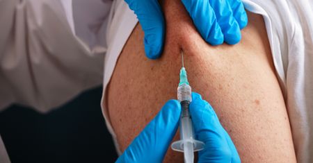COVID-19 w Polsce. 49-latek zmarł po szczepieniu. Wyjaśniają przyczynę