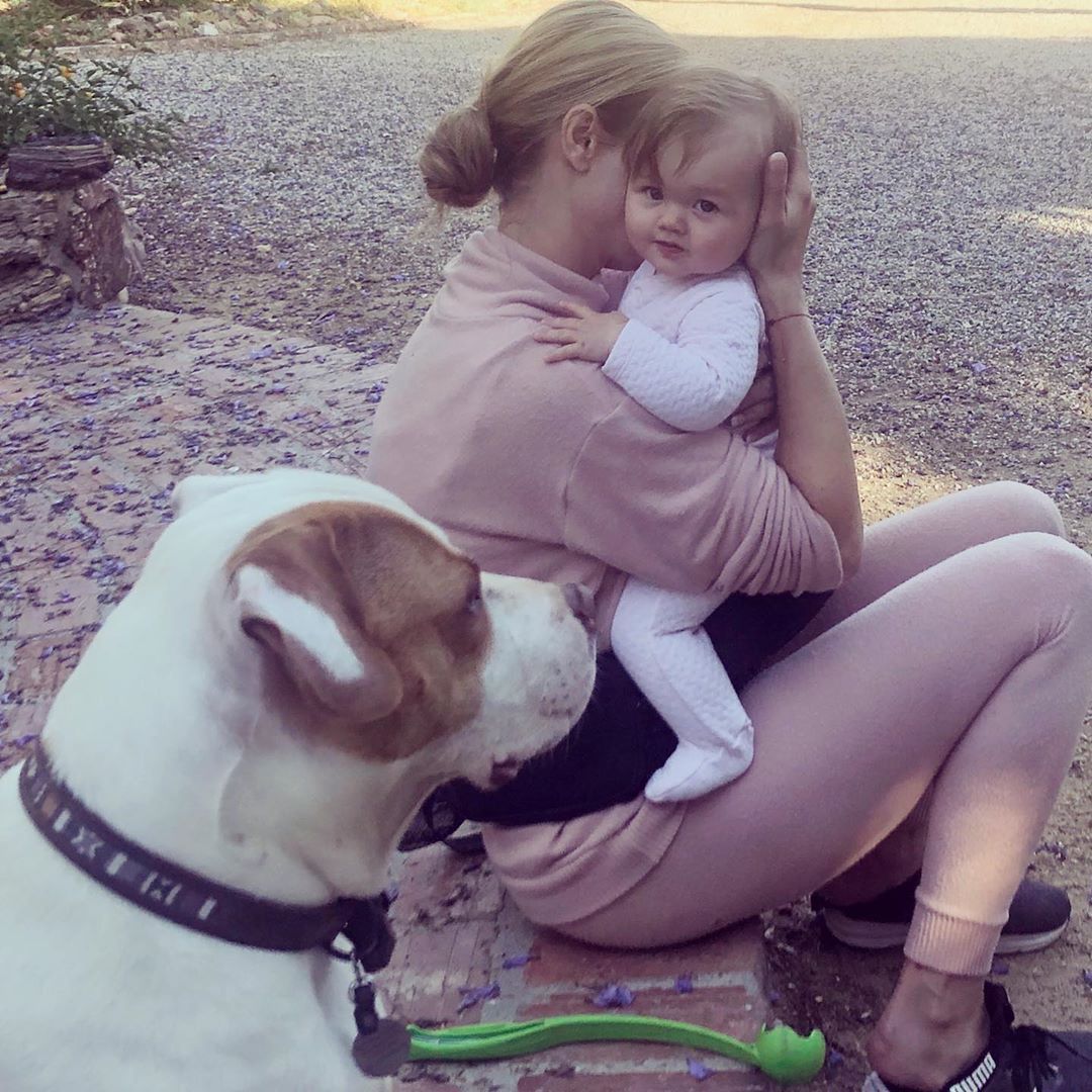 Joanna Krupa chwali się ubrudzonym kupą sweterkiem