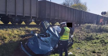 Wjechał na czerwonym świetle pod pędzący pociąg. Auto zostało zgniecione