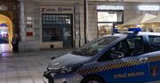Kraków: Posterunek Policji na Rynku po zmroku wygląda jak nieczynny. "Niewidoczne szyldy, wygaszone światła". Turysta zgłasza problem