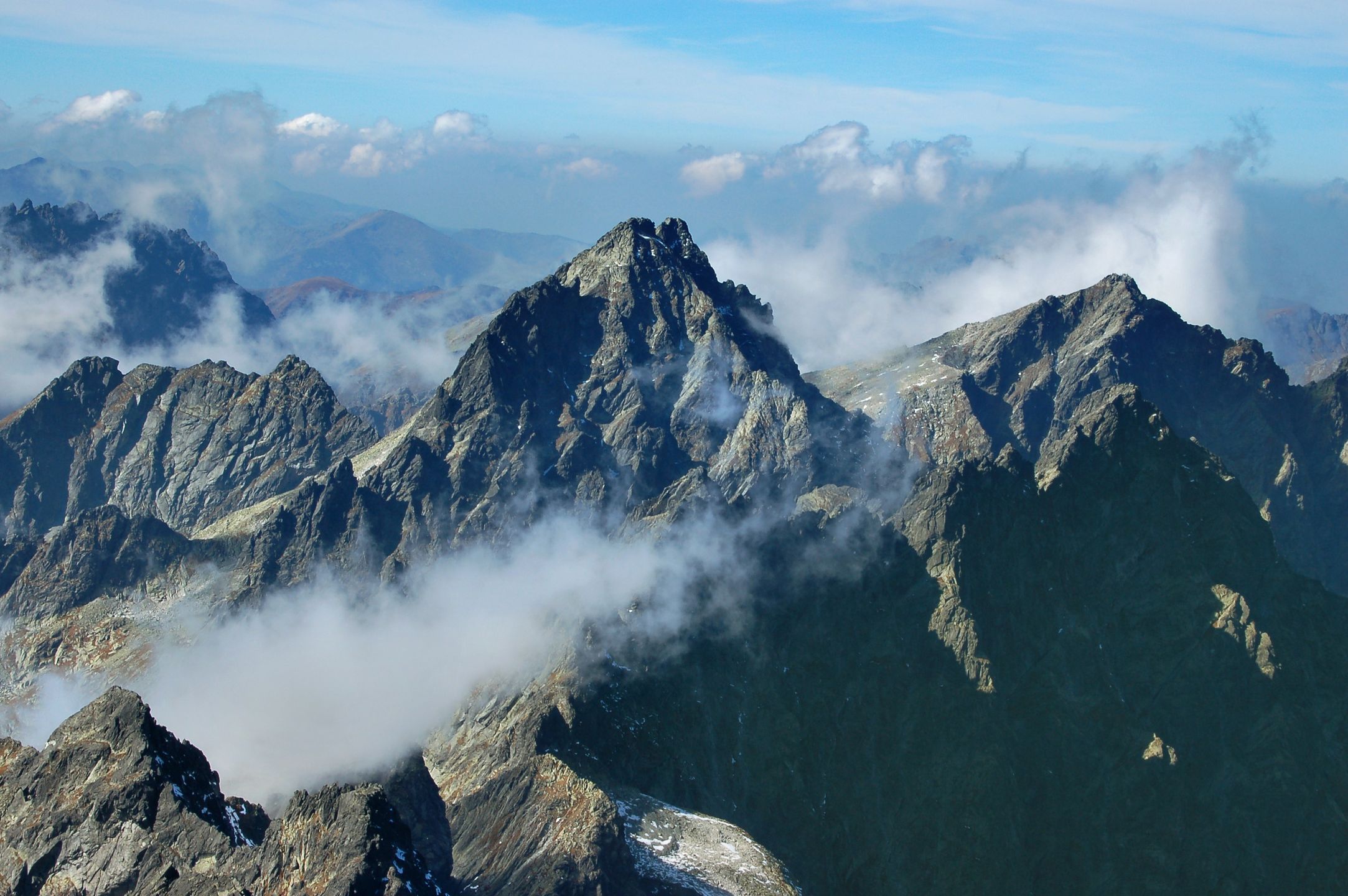 Tatry. Rysy tonące w chmurach
